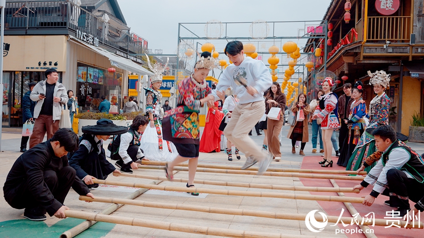 探訪團成員在多彩貴州城感受貴州民俗。人民網記者 涂敏攝