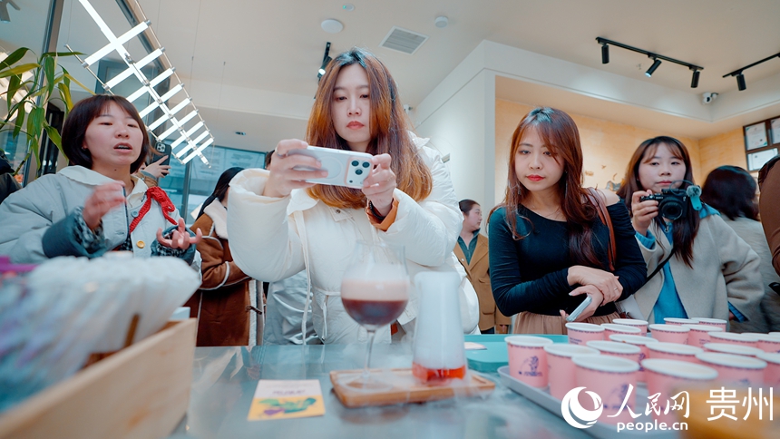 探訪團在貴陽市云巖區新印1950文創街區體驗貴陽文旅新三樣。人民網記者 涂敏攝