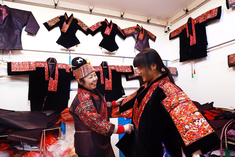 顧客龍再珍正在挑選苗族服飾。楊家孟 攝