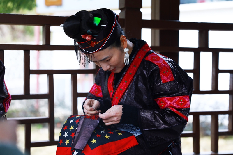 國家級非遺名錄《苗族服飾》省級代表性傳承人楊麗正在趕制新年訂單。楊家孟 攝