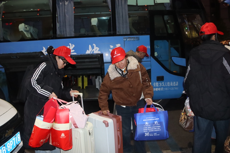 返鄉人員安全抵達赫章東客站 彭靜 攝