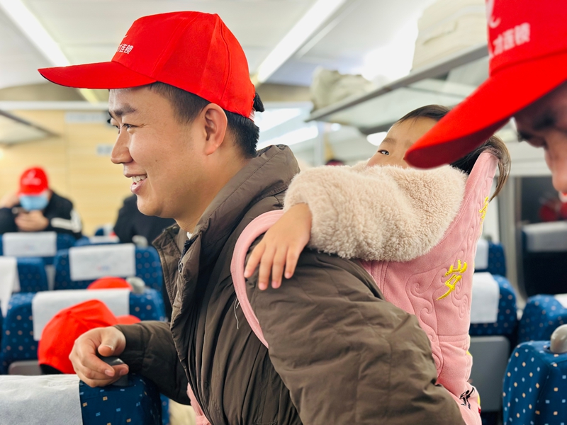 返鄉人員即將抵達畢節站 彭靜 攝