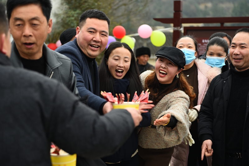 2月12日，貴州省黔西市甘棠鎮大錫社區，村民正在參加打糍粑民俗活動。