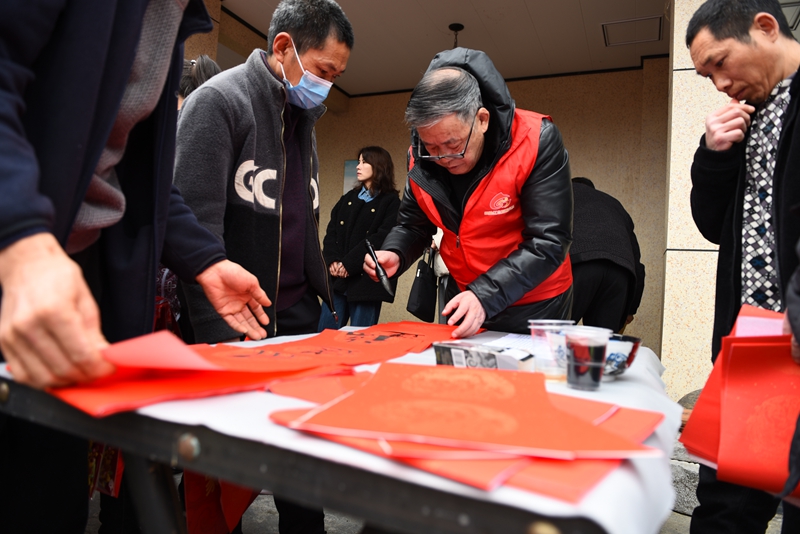 2月12日，貴州省黔西市甘棠鎮大錫社區，志愿者正在給村民寫春聯。