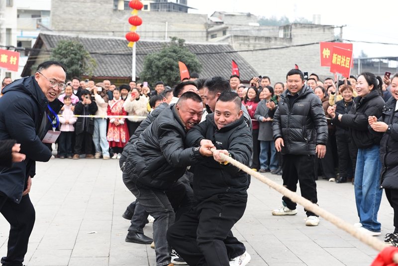 2月12日，貴州省黔西市甘棠鎮聯新社區，村民正在參加民俗活動。