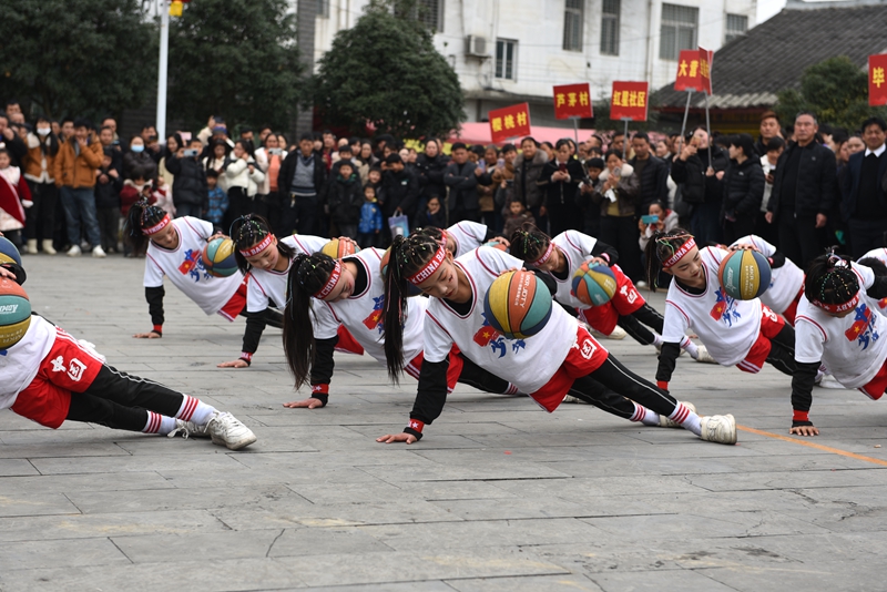 2月12日，貴州省黔西市甘棠鎮聯新社區，小朋友正在表演。