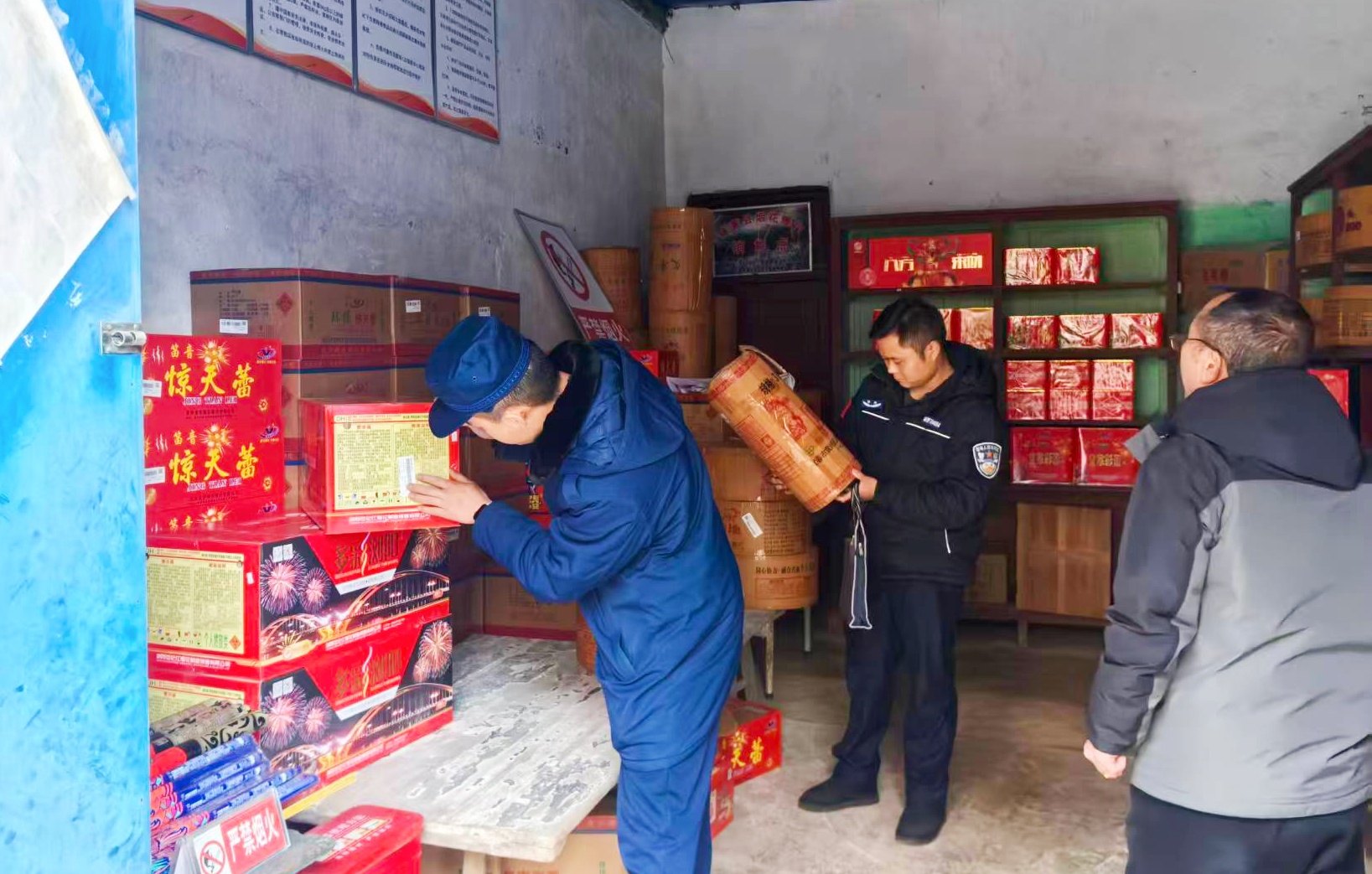 施秉消防對煙花經(jīng)營場所開展消防安全檢查 2