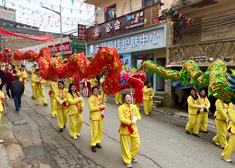 1、舞龍歡騰跳躍。