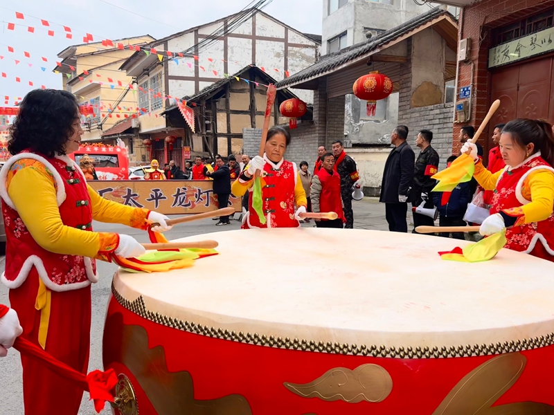 4、現(xiàn)場鑼鼓喧天 。