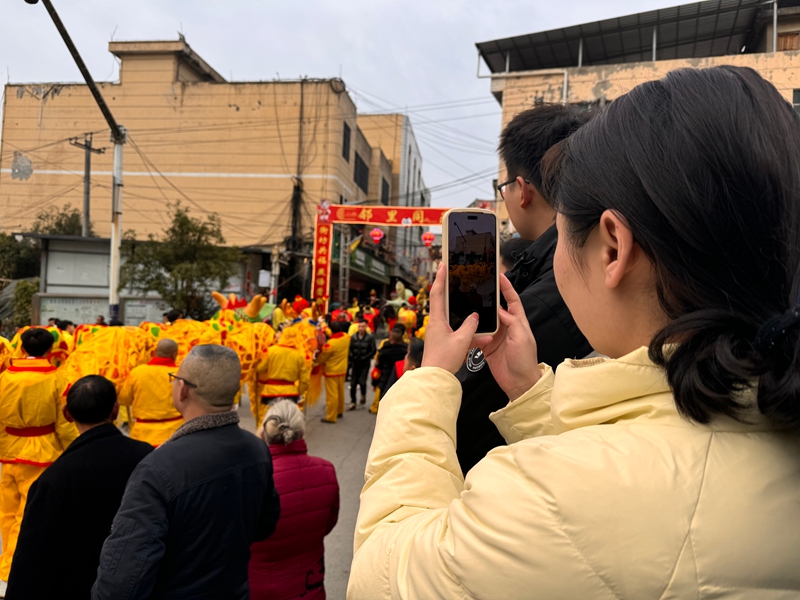 5、圍觀群眾紛紛拿出手機(jī)拍照錄像，定格精彩瞬間。