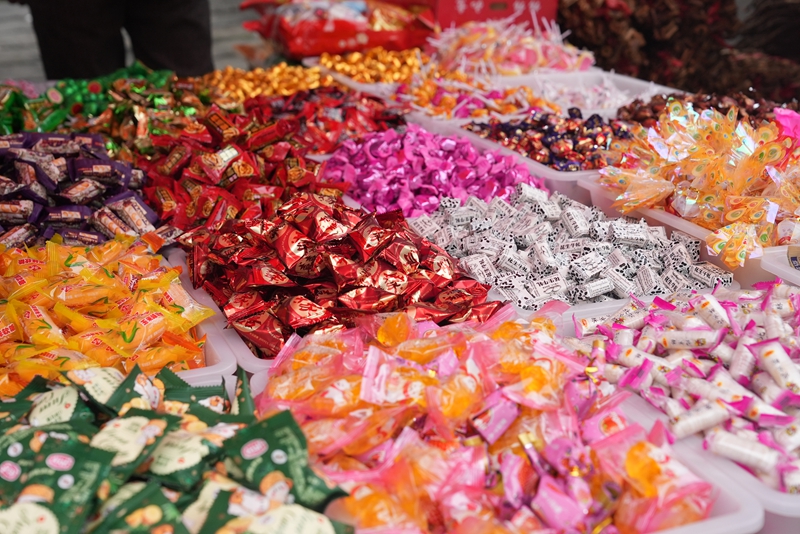 4、集市上的商品琳瑯滿目。