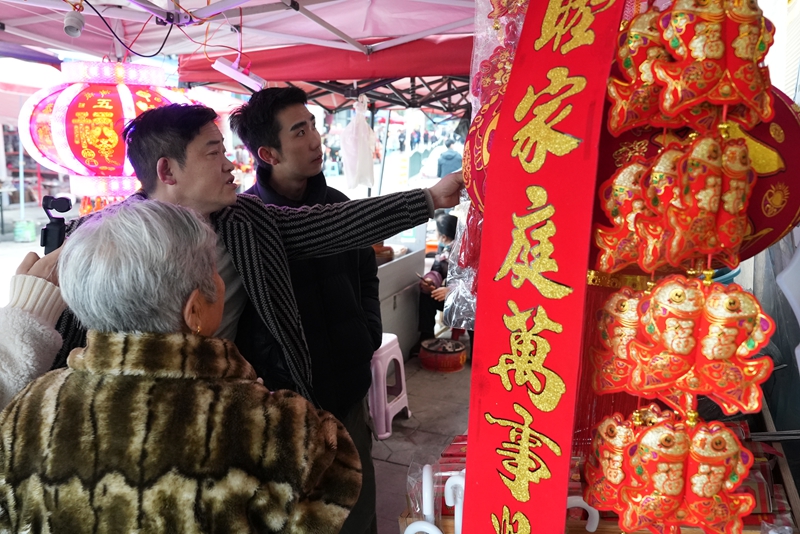 5、村民們正在挑選春聯。