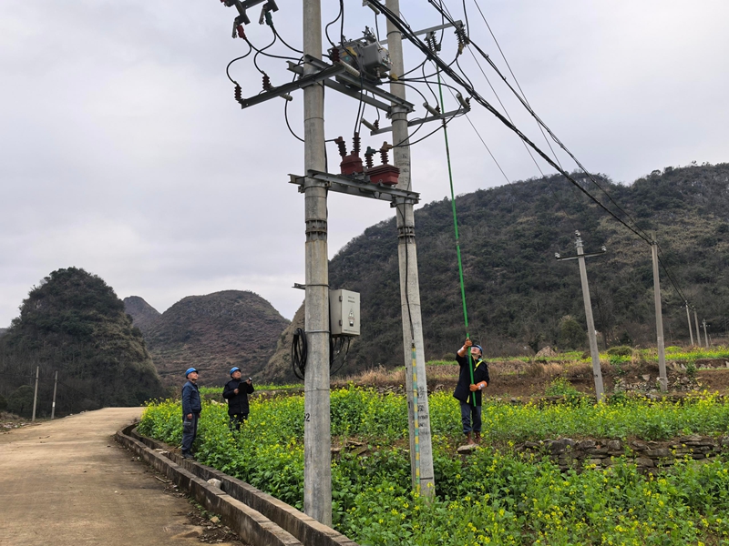鎮(zhèn)寧供電局工作人員開(kāi)展帶電作業(yè)前線路設(shè)備操作工作。榮永康 攝