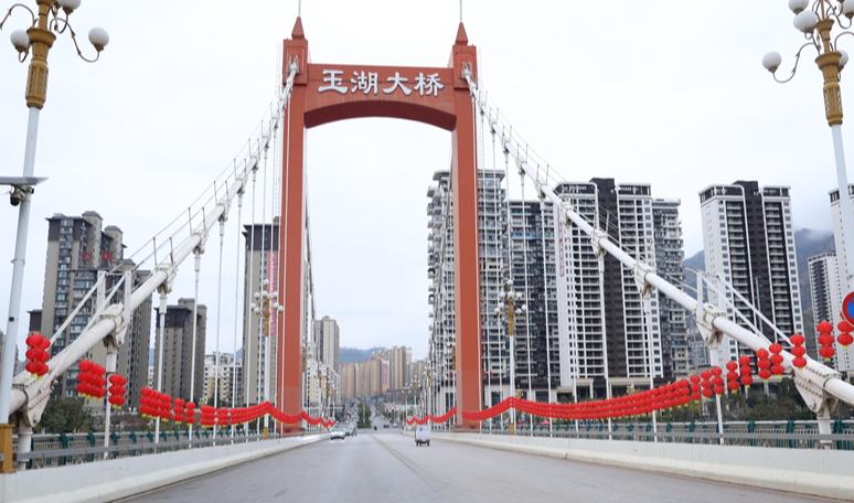 大紅燈籠高高掛 羅甸街頭年味濃