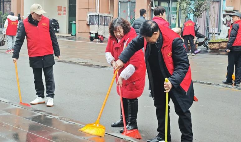 新春走基層丨群眾掃塵喜迎新春