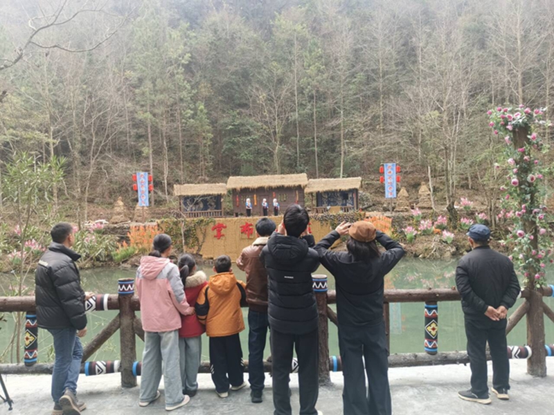 游客聆聽布依山歌。