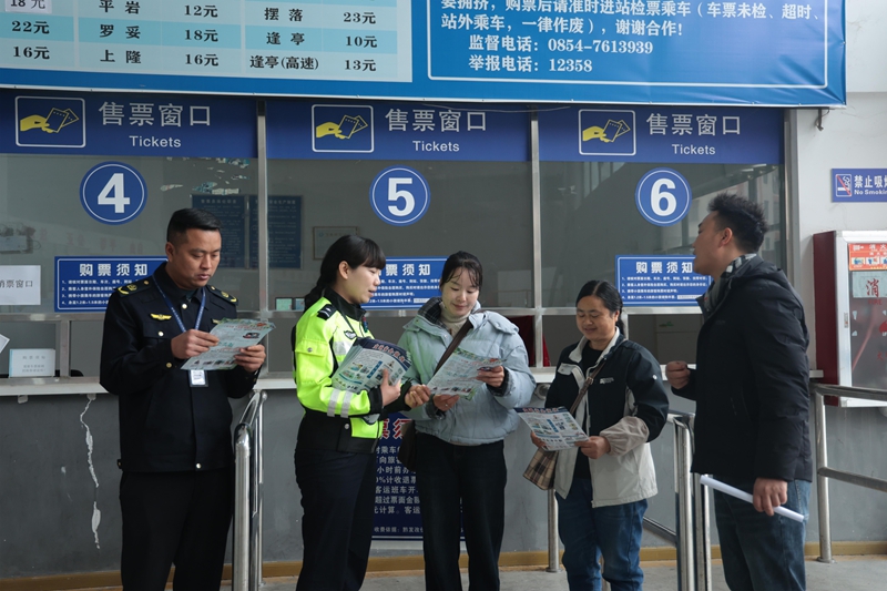 工作人員給群眾司機講解出行安全注意事項