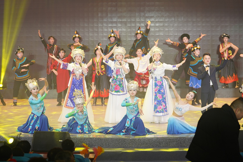 精彩的歌舞表演 黃源匯 攝 (2)