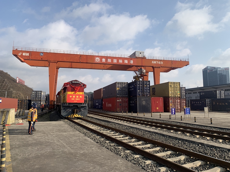 1 “貴州造”吉利汽車KD件首次實(shí)現(xiàn)一站式“集拼出海”