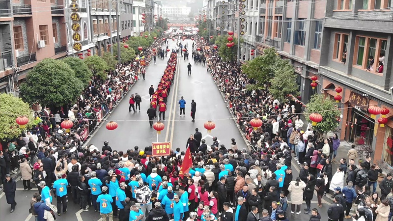 5 拔河比賽人山人海  安順經(jīng)開(kāi)區(qū)宣傳部供圖 