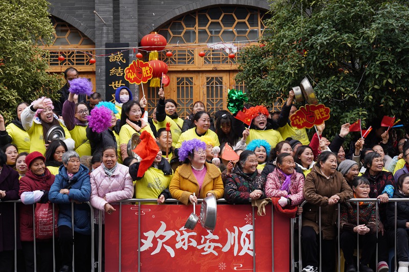 8 熱情洋溢的觀眾  楊曦 攝 (2)