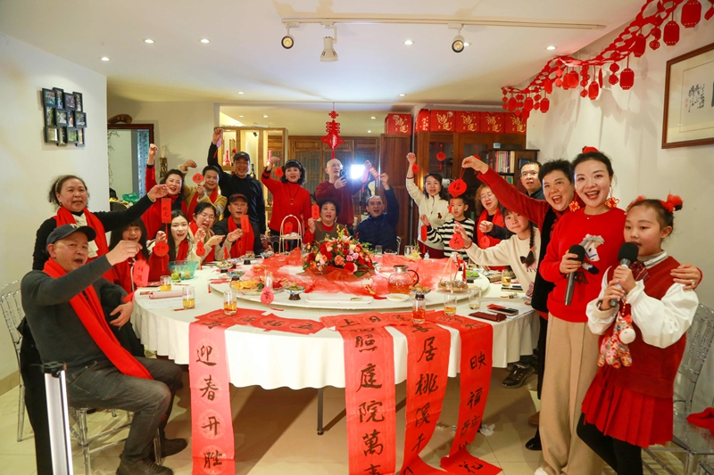 2月12日,貴州省遵義市紅花崗區忠莊街道桃溪庭院一家人在家庭春晚現場歡聚一堂。李仁軍攝