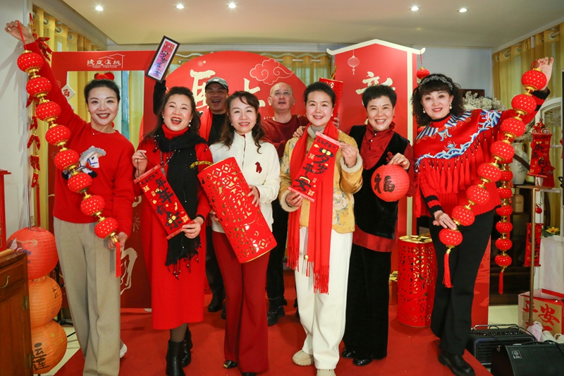 2月12日,家人在貴州省遵義市紅花崗區忠莊街道桃溪庭院家庭春晚后合影。李仁軍攝