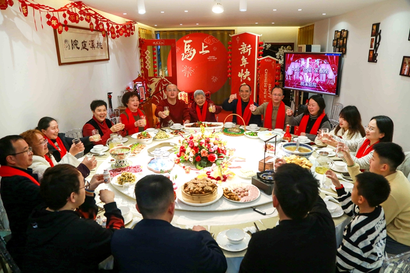 2月12日,家人在貴州省遵義市紅花崗區忠莊街道桃溪庭院家庭春晚后歡聚一堂吃年飯,歡慶新年。李仁軍攝