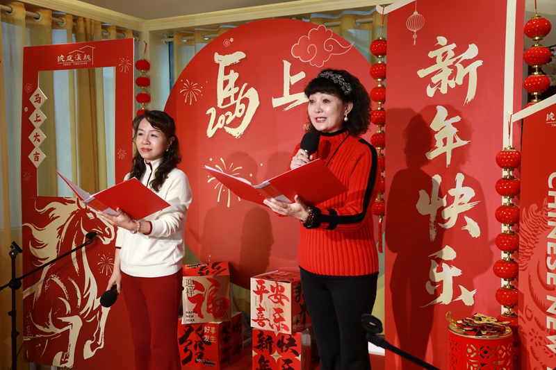 2月12日,家人在貴州省遵義市紅花崗區忠莊街道桃溪庭院家庭春晚現場表演詩朗誦。李仁軍攝