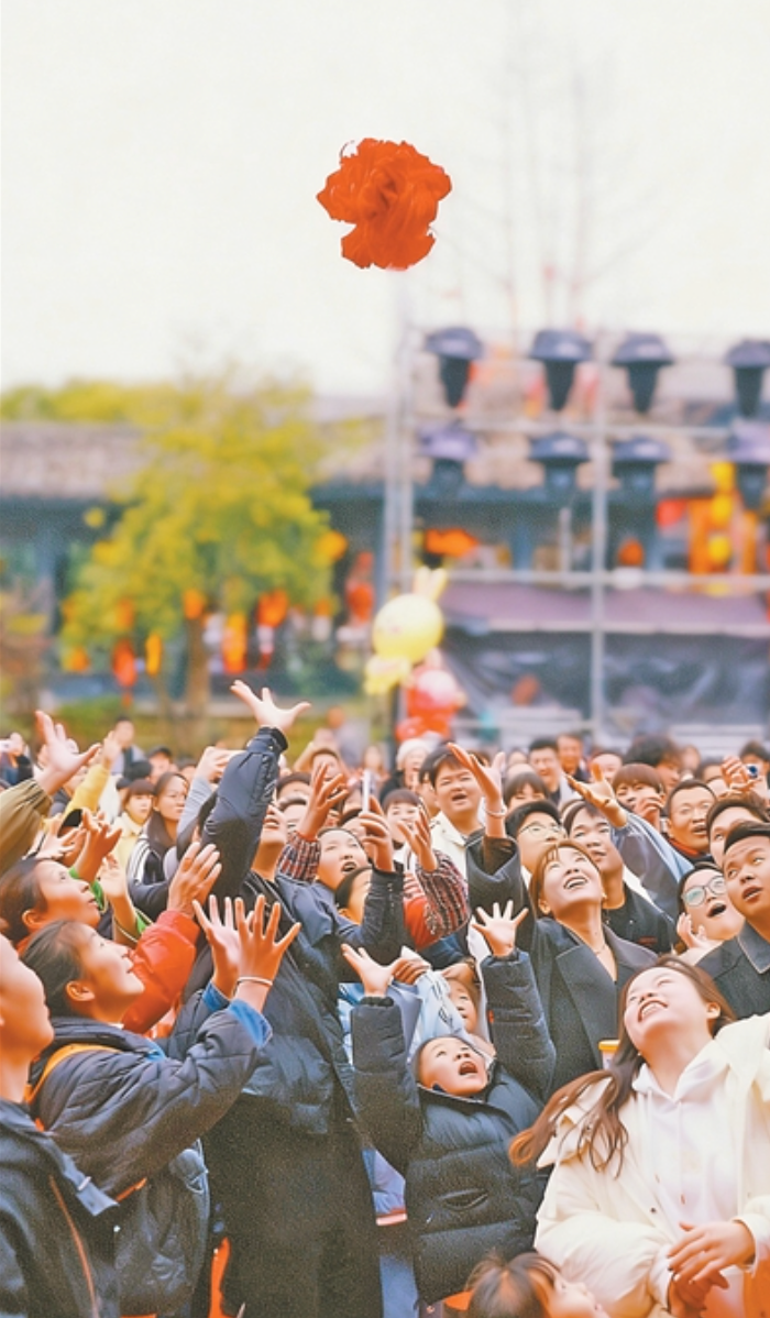 貴州安順市安順古城歷史文化街區,游客們參與新春活動。陳 婷攝(人民視覺)