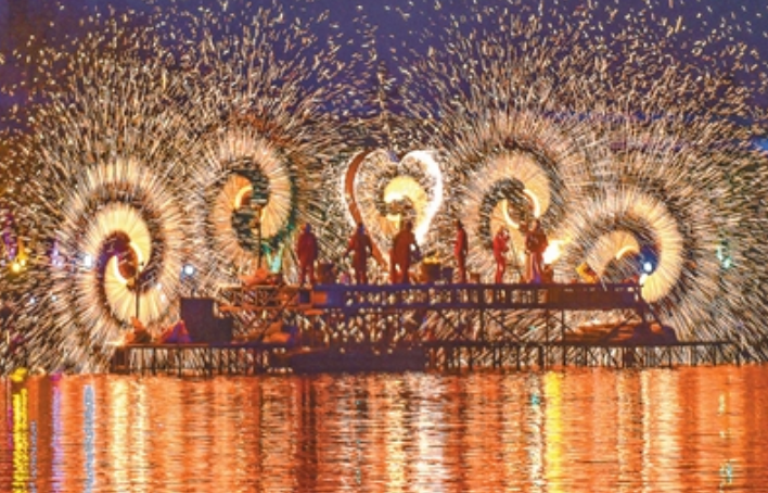 河南洛陽市隋唐城遺址植物園,水上打鐵花正在上演。黃政偉攝(新華社發)