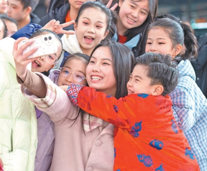 湖南長沙南站,旅客們在自拍合影,記錄新春旅途的歡樂瞬間。陳俊彥攝(人民視覺)