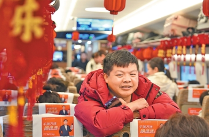 技術工人乘坐務工定制專列G4840次列車,從江西吉安前往江蘇蘇州學習深造。 王夢婧子攝(人民視覺)