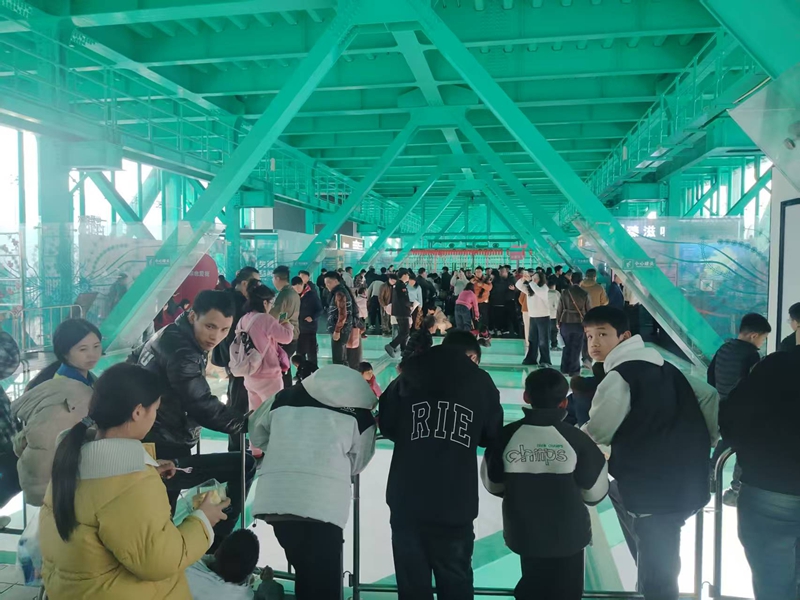 1 圖為玻璃大廳-人山人海.jpg