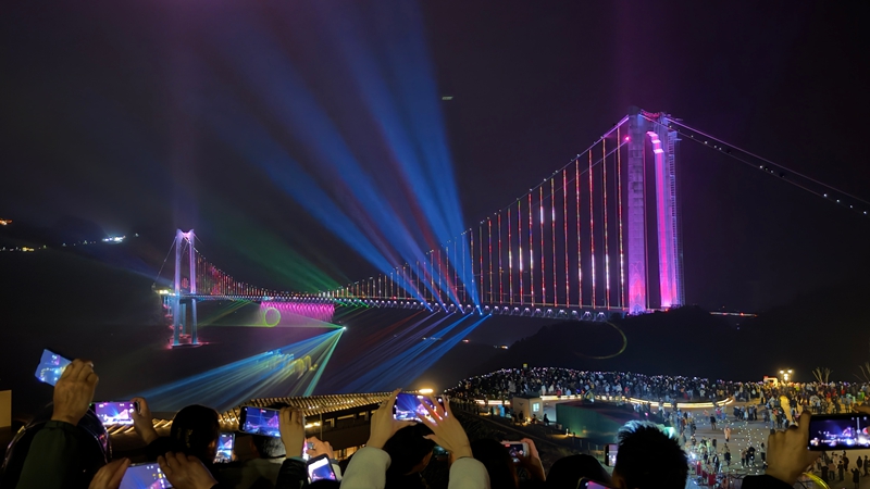 2 圖為觀景臺上來自五湖四海的游客打卡拍照.jpg