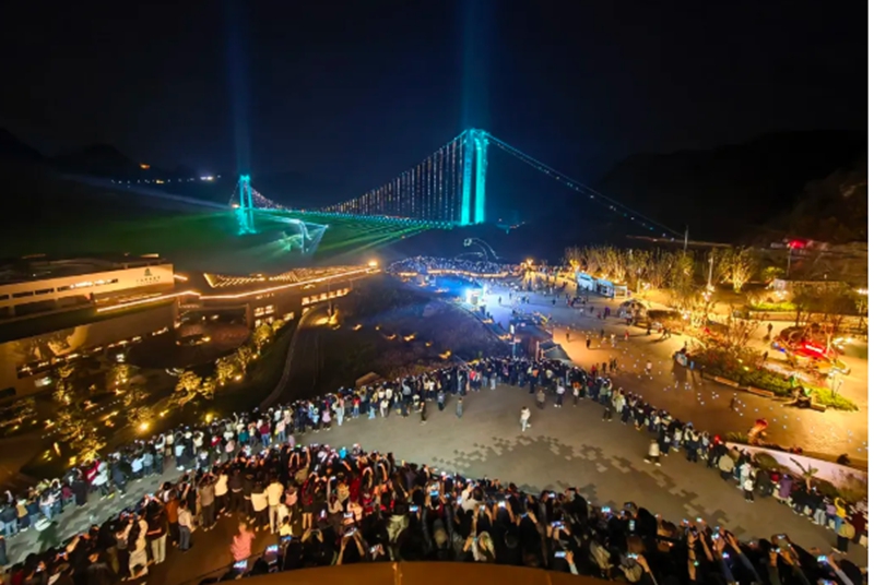 3 圖為觀景臺夜景-人山人海.jpg