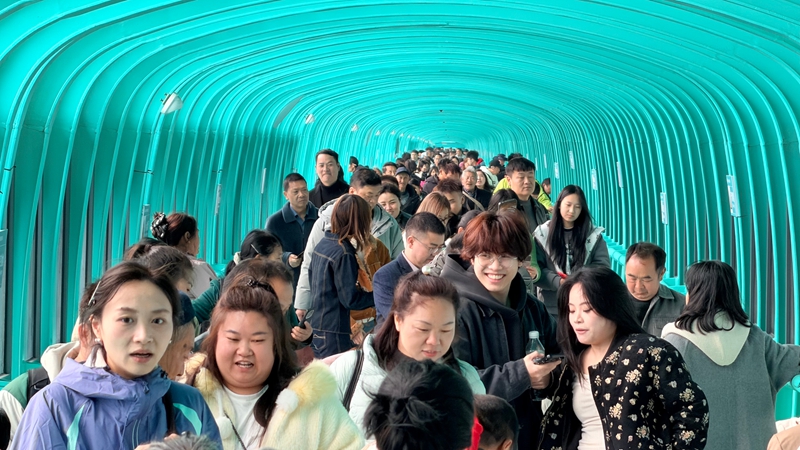 4 圖為廊道-人山人海.jpg