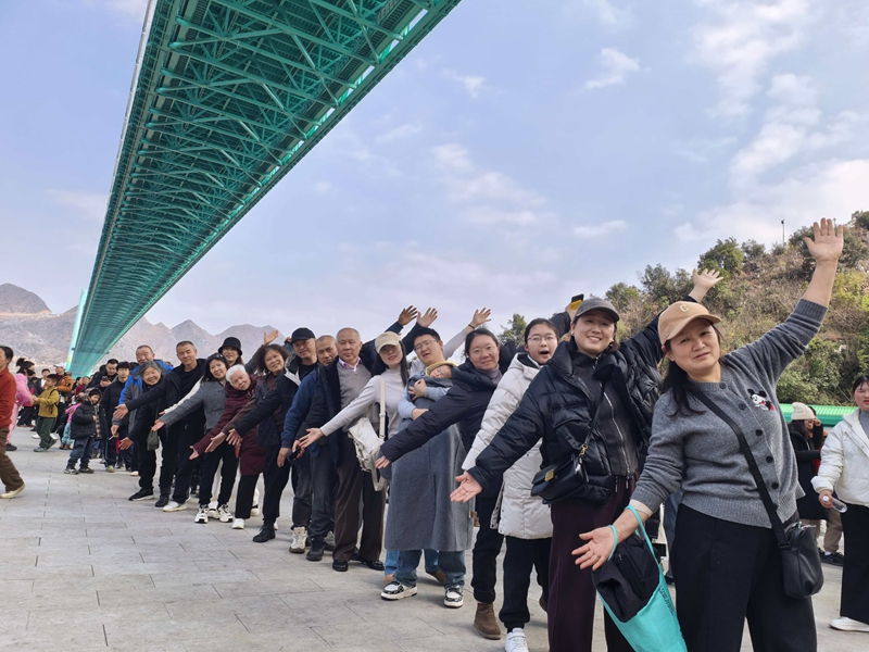 5 圖為橋塔下游客打卡.jpg