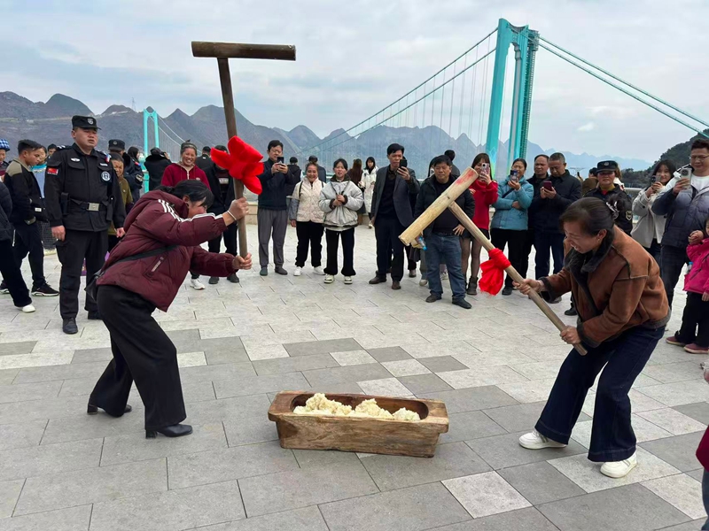 6 圖為游客參與打糍粑現(xiàn)場.jpg