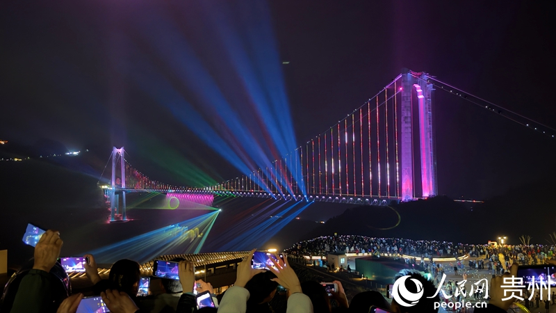 夜幕降臨，大橋觀景臺上游客打卡拍照。人民網記者 高華攝