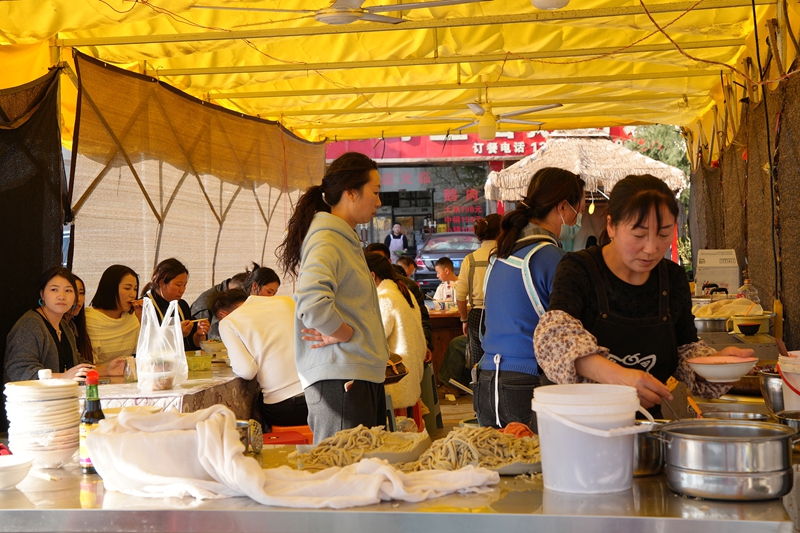 2026年2月20日,江家灣碼頭小吃店座無虛席,生意火爆。岳剛攝