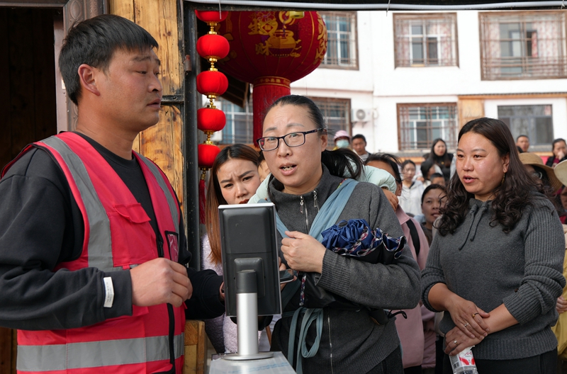 2026年2月20日,游客在掃碼進入碼頭觀看海鷗。岳剛攝