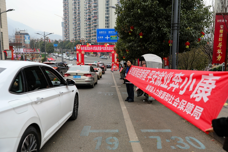 赫章縣2026年“兩節”期間“點對點”組織勞務人員返崗 陳春志 攝.JPG