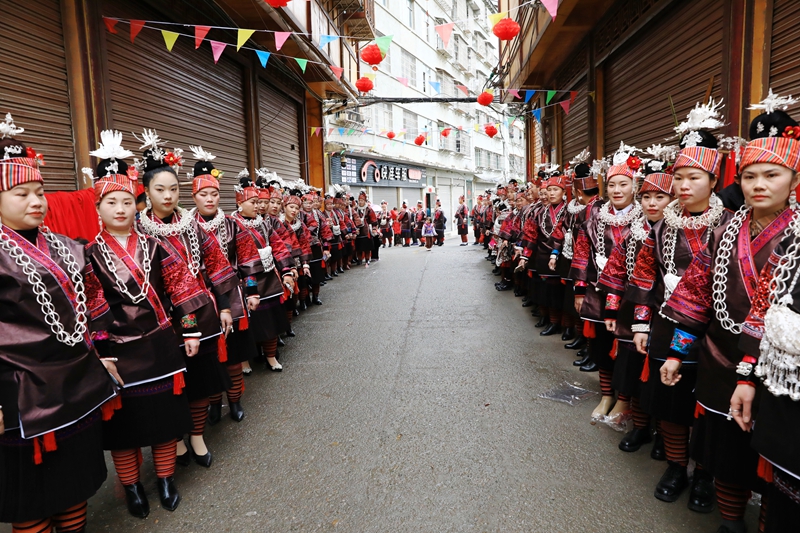 在劍河縣仰阿莎街道革東寨村，舅媽們正在等待姑媽們的到來。鐘成炫 攝 (2)