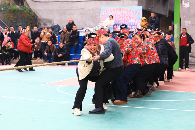 在劍河縣仰阿莎街道革東寨村，姑媽和舅媽正在開展拔河比賽。鐘成炫 攝