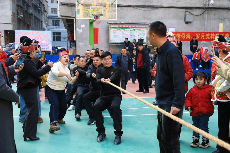 在劍河縣仰阿莎街道革東寨村，姑爹和舅爹正在開展拔河比賽。鐘成炫 攝