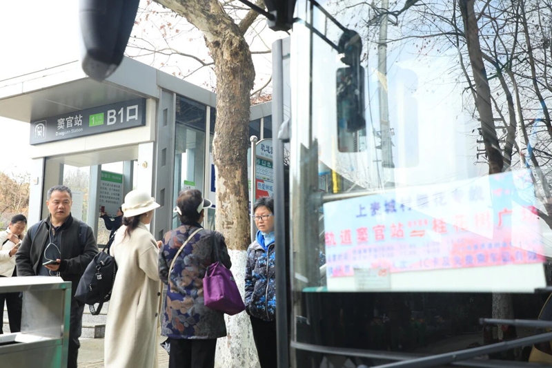 5、等候 “上麥城村櫻花專線”公交車。