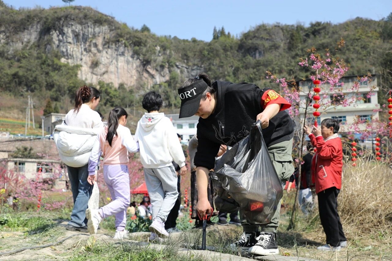 9 志愿者在櫻花園內(nèi)撿拾垃圾維護環(huán)境衛(wèi)生