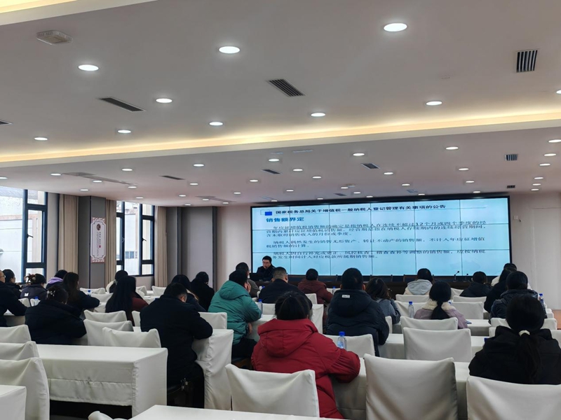 （圖一 稅務干部講解增值稅法及其實施條例）