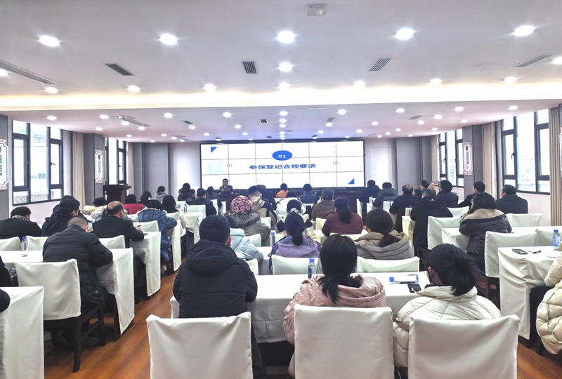 (圖二 稅務干部講解數電發票賦額、社保費涉稅費內容)